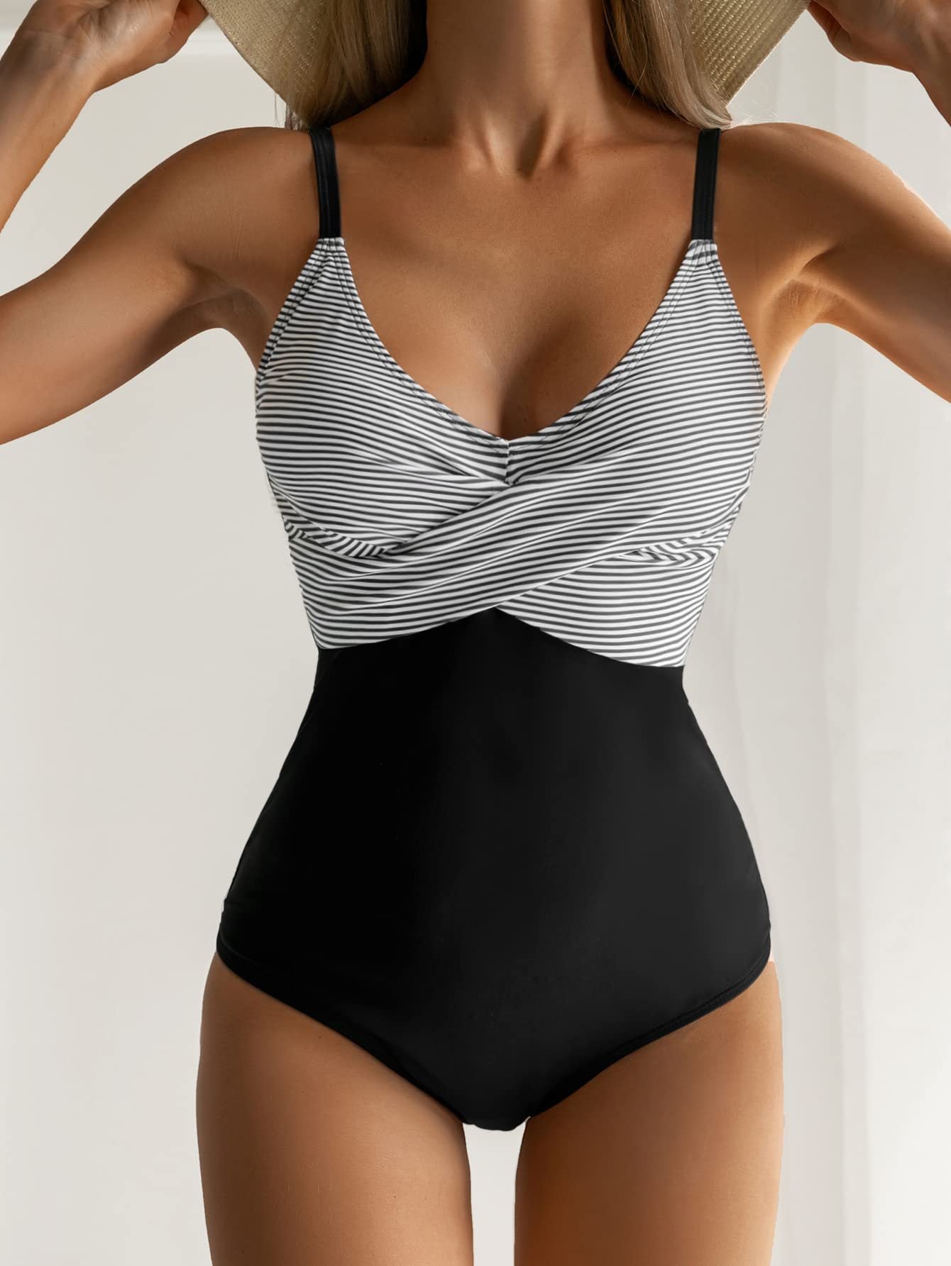 Jednodijelni kostim s uzorkom pruga ili kockica