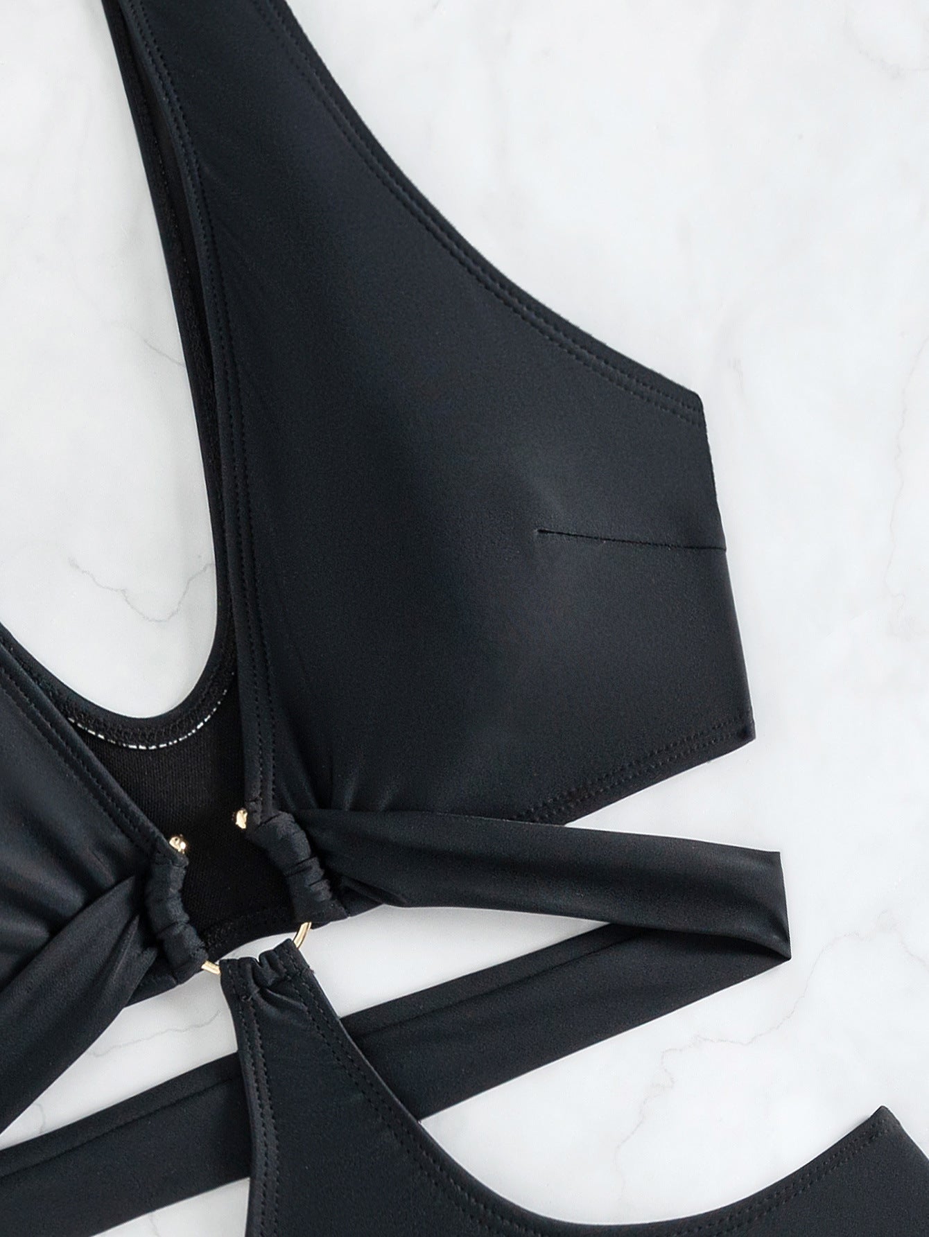 Kupaći kostim s V izrezom i izrezom